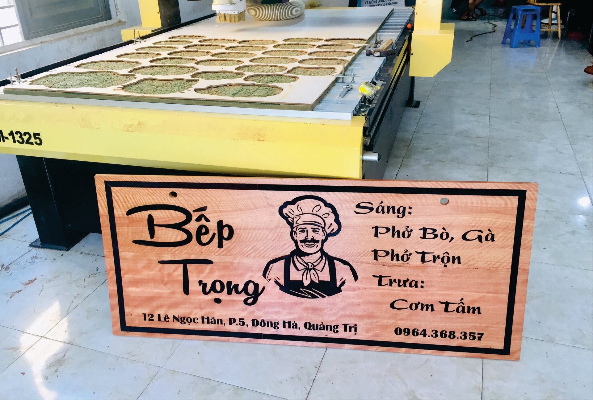 Bảng hiệu gỗ cổ điển đẹp