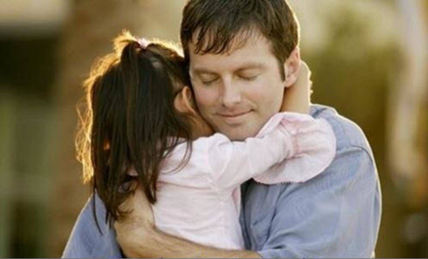 Hình ảnh người cha rất hạnh phúc ôm con gái