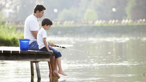 Hình ảnh hai cha con cùng nhau đi câu cá