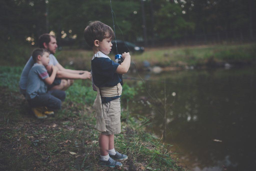 Hình ảnh hai cha con cùng nhau đi câu cá