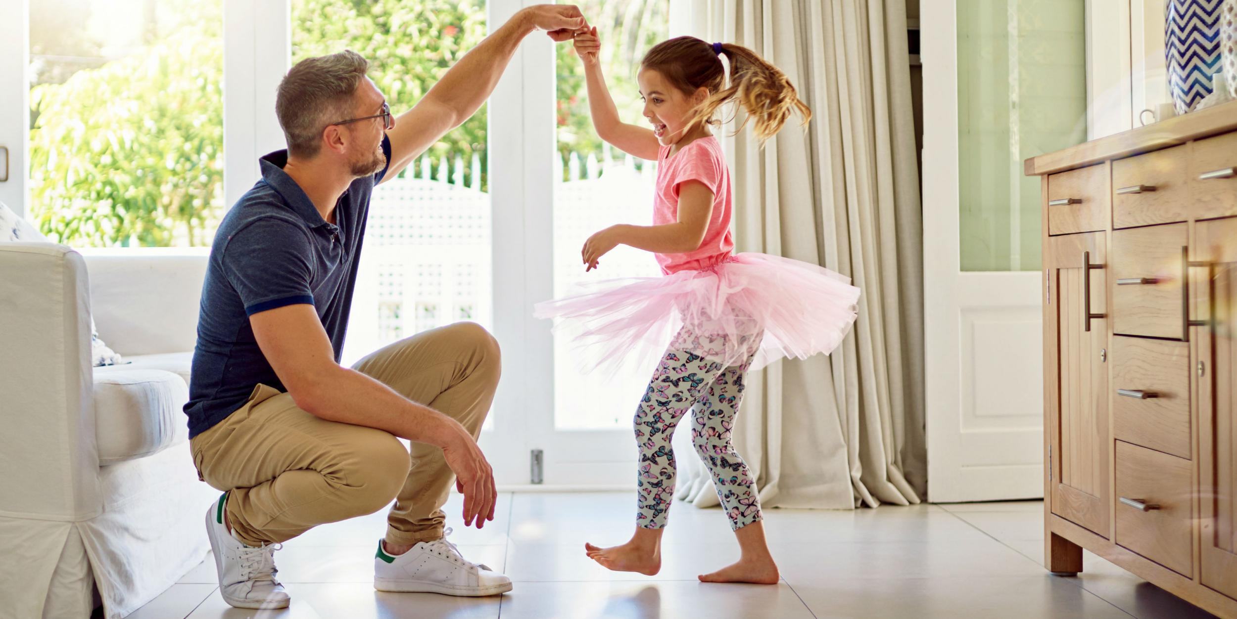 Cha và con gái nhảy cùng nhau