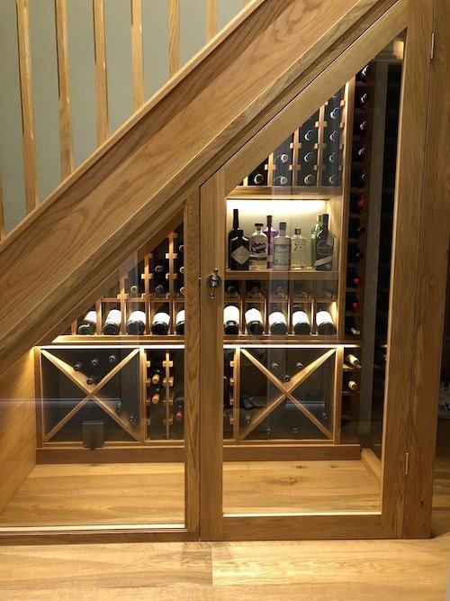 Tủ rượu gầm cầu thang gỗ đẹp
