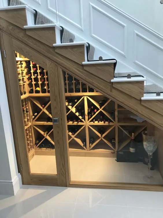 Tủ rượu tiết kiệm diện tích gầm cầu thang