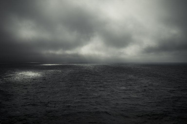 Hình ảnh bầu trời và biển xám