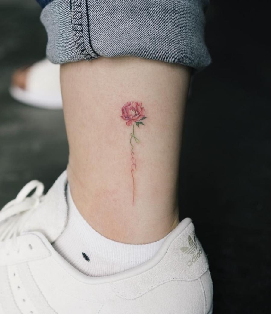 Hình xăm hoa hồng mini đẹp nhất ở cổ chân