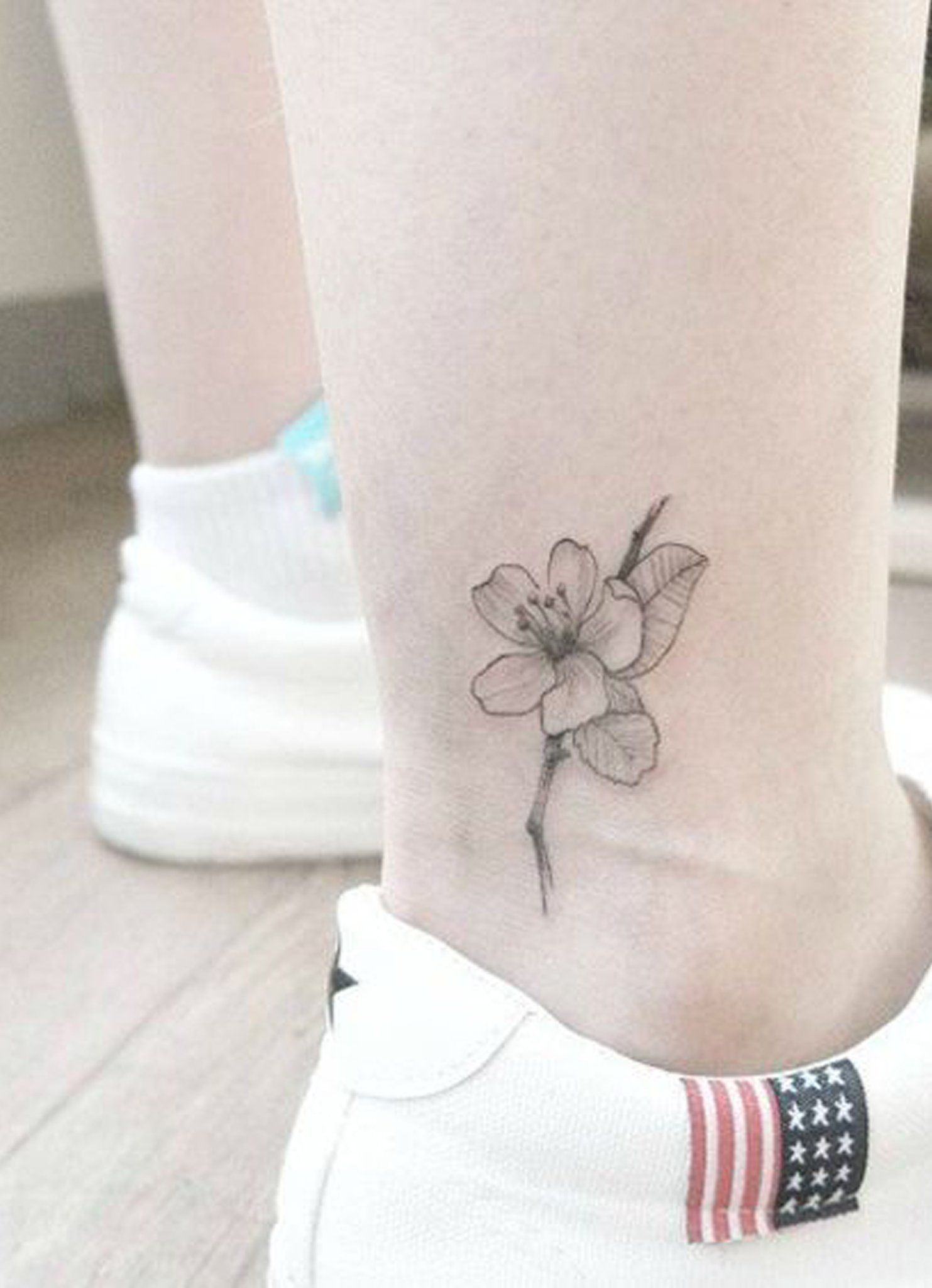 Hình xăm bông hoa mini ở cổ chân