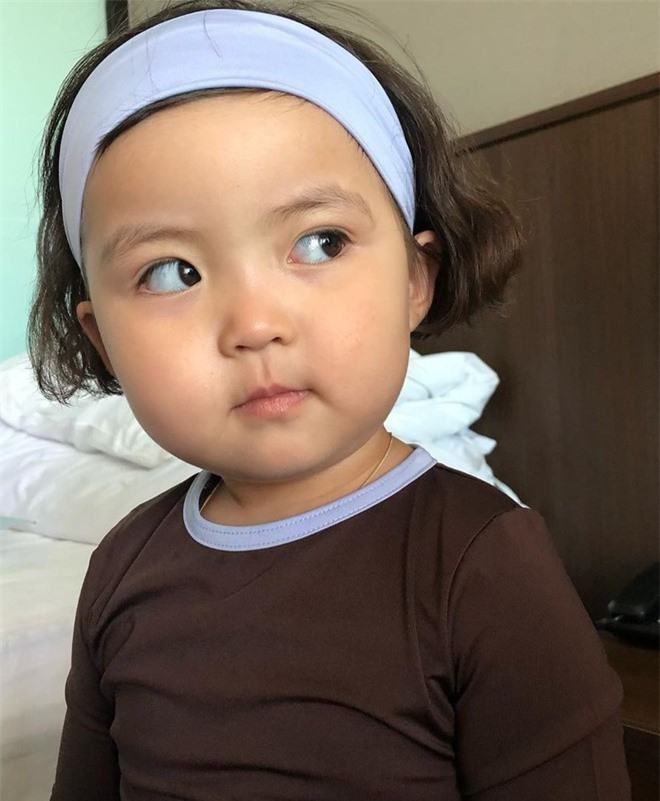 Ai cũng phải thích thú trước vẻ dễ thương của em bé Hàn Quốc trong hình ảnh này. Nét đáng yêu tràn đầy năng lượng của bé gái sẽ khiến bạn không thể rời mắt. Hãy cùng xem hình và cảm nhận sự tươi mới của tuổi thơ nhé.