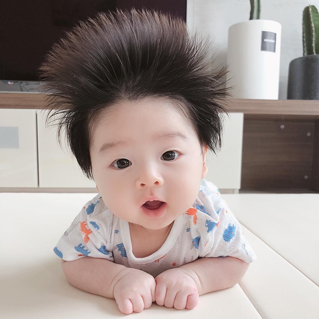 Ảnh em bé Hàn Quốc tóc xoăn