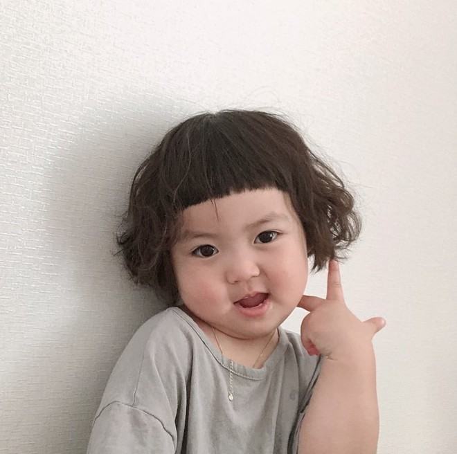 Em bé Hàn Quốc tạo dáng dễ thương