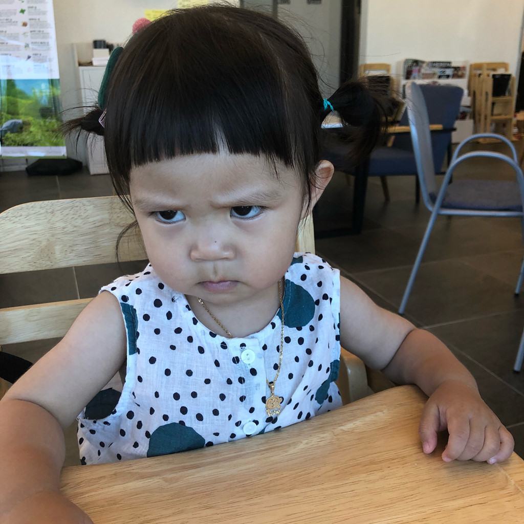 Hình ảnh em bé Hàn Quốc dễ thương với cái cau có