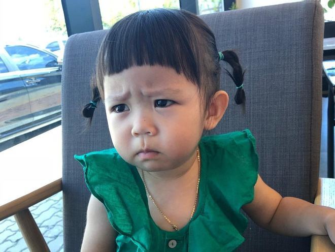 Khuôn mặt buồn dễ thương của em bé Hàn Quốc