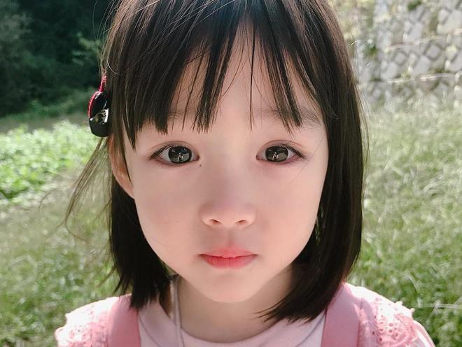 Hình ảnh em bé Hàn Quốc ngây thơ