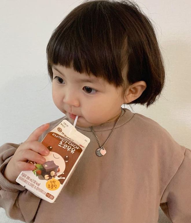 Em bé Hàn Quốc tạo dáng dễ thương