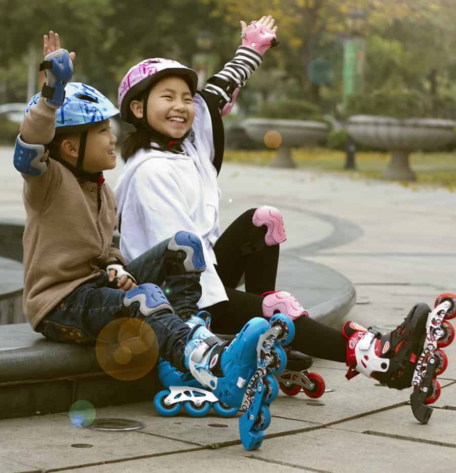 Hình ảnh hai đứa trẻ chơi trượt patin
