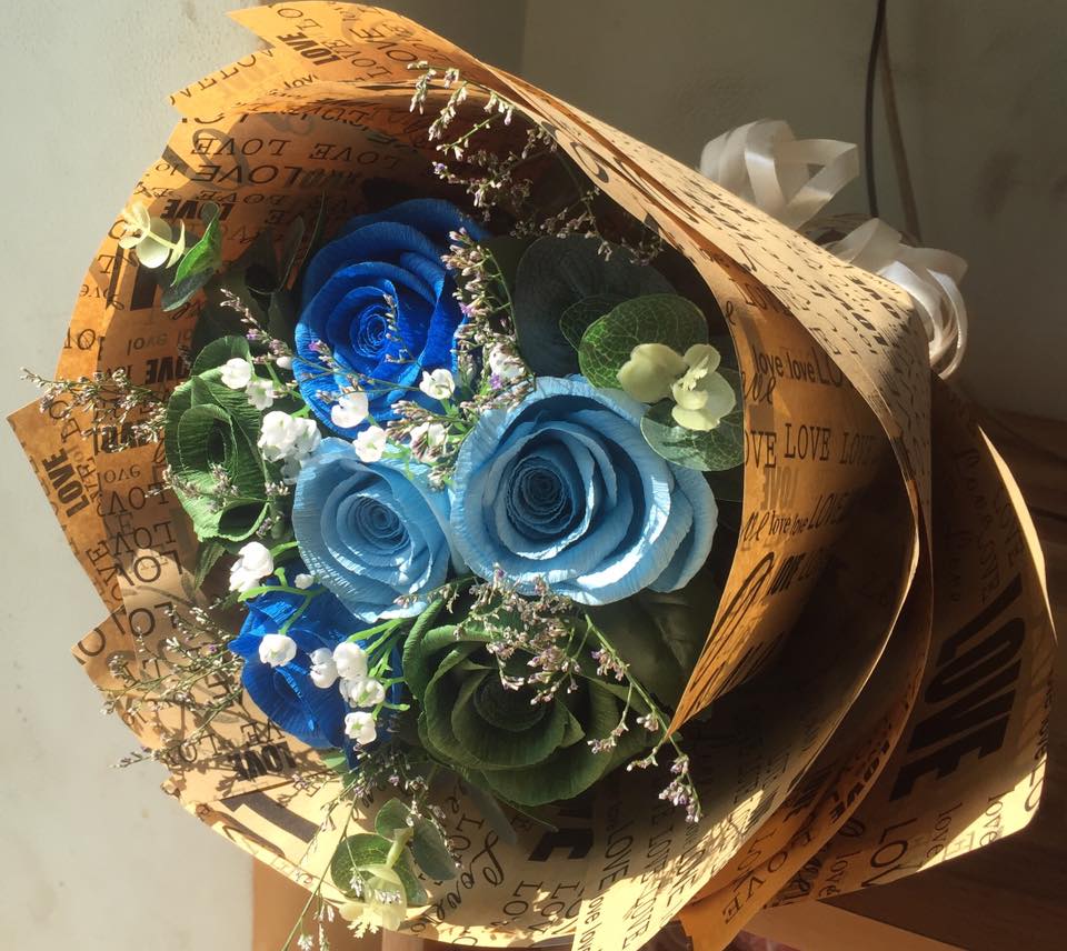 Bó hoa hồng xanh bọc giấy báo