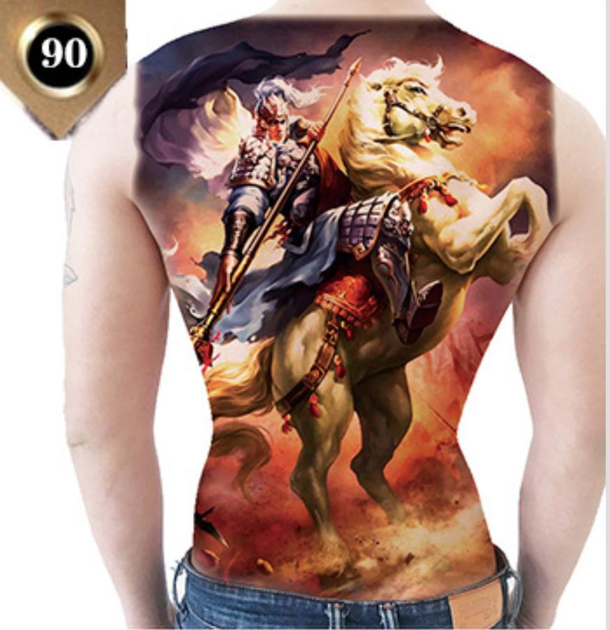 Hình xăm đầy màu sắc trên lưng Triệu Tử Long cưỡi ngựa