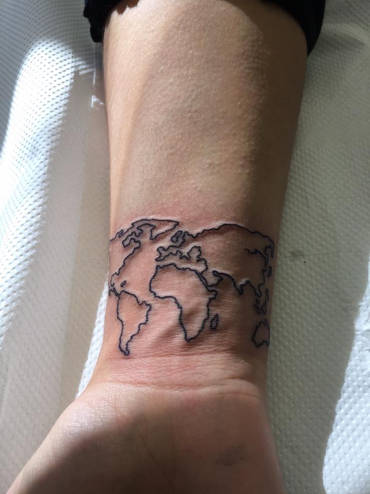 Hình xăm bản đồ thế giới ở cổ tay