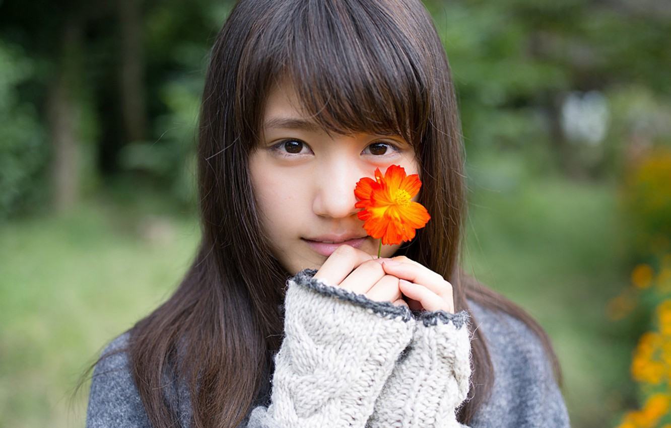 Hình ảnh cô gái cầm hoa đẹp và thơ mộng nhất - Trung Tâm Đào Tạo ...