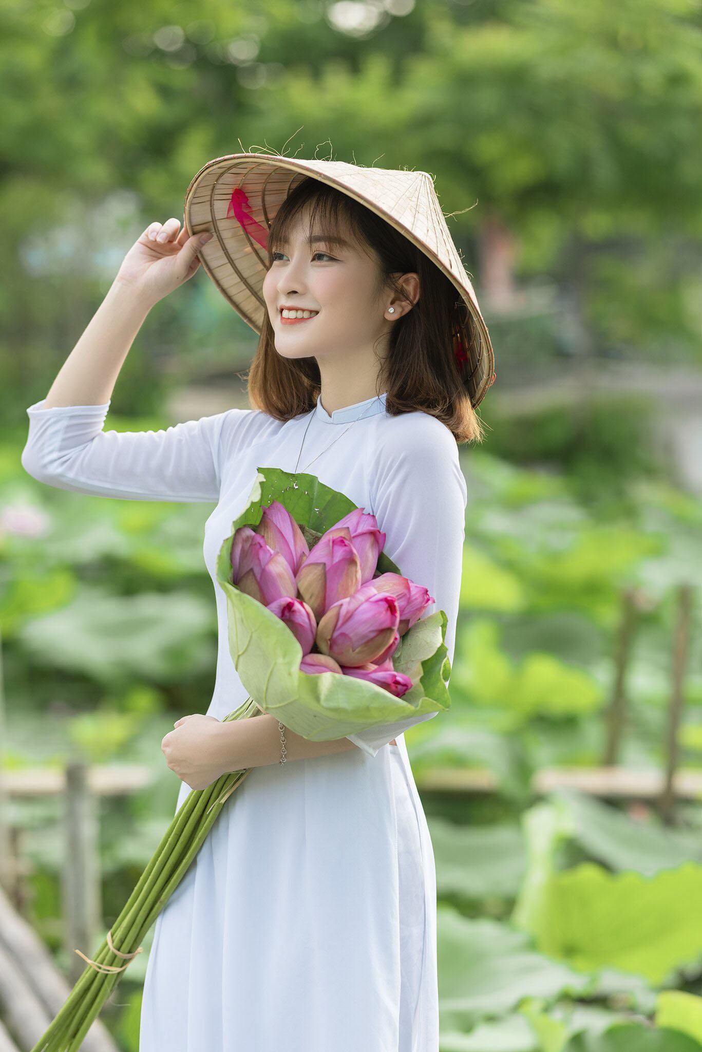 Hình ảnh thiếu nữ cầm hoa đẹp và thơ mộng nhất