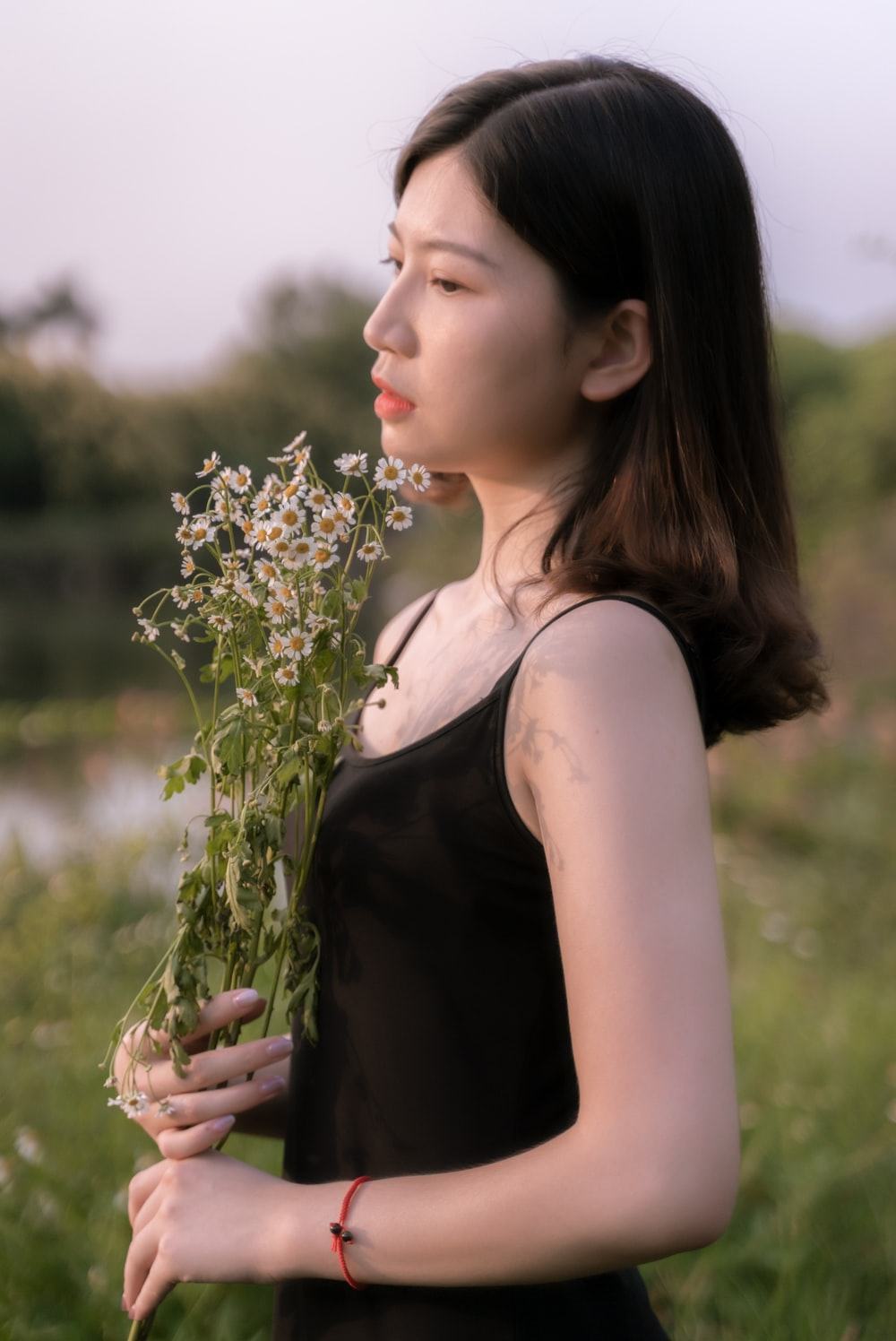 Hình ảnh cô gái cầm hoa đẹp và thơ mộng nhất - Trung Tâm Đào Tạo ...