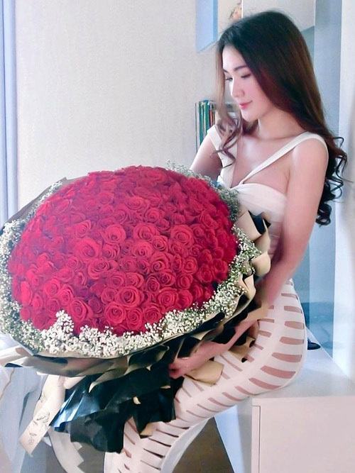 Ảnh cô gái cầm bông hoa to và đẹp