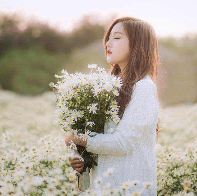 Hình ảnh cô gái cầm hoa thật đẹp và nên thơ