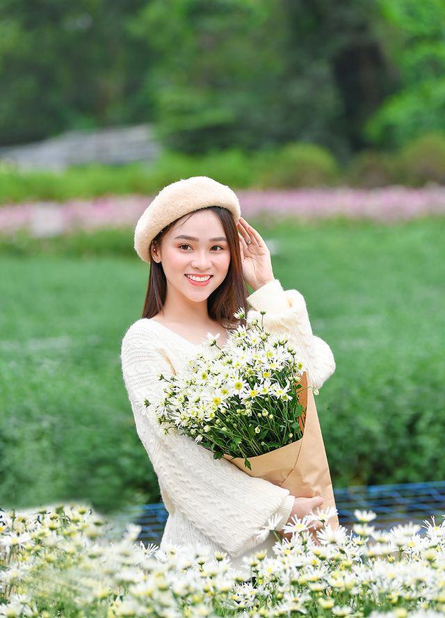 Hình ảnh cô gái cầm hoa đẹp