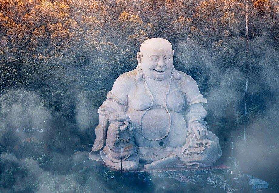 Tượng Phật Di Lặc trên núi