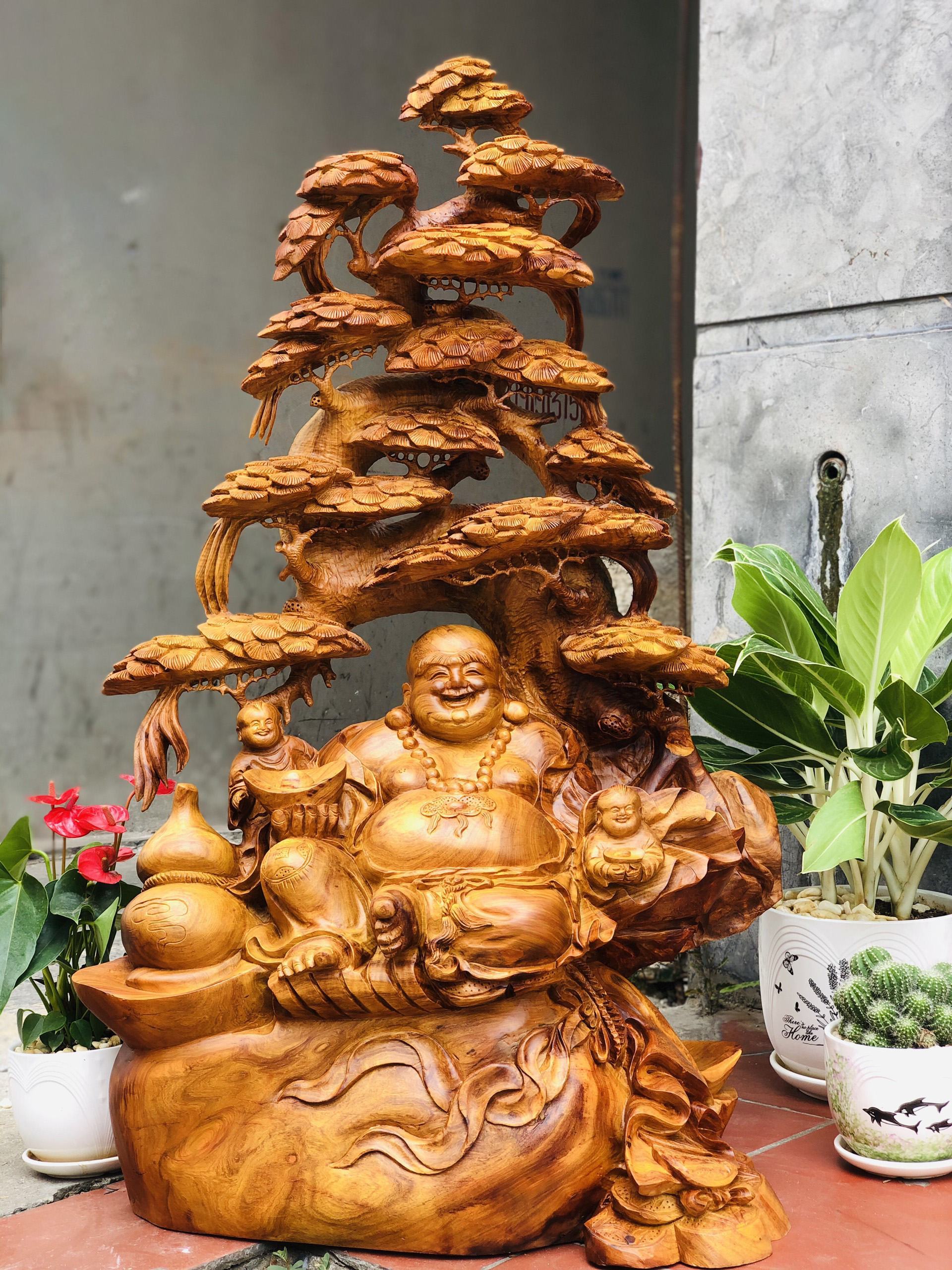 Tượng Phật Di Lặc cười bằng gỗ