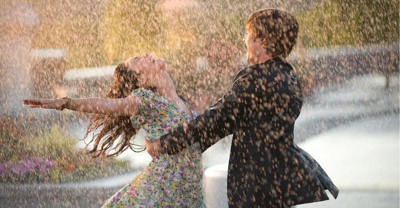 Anh và em cùng nhảy dưới mưa