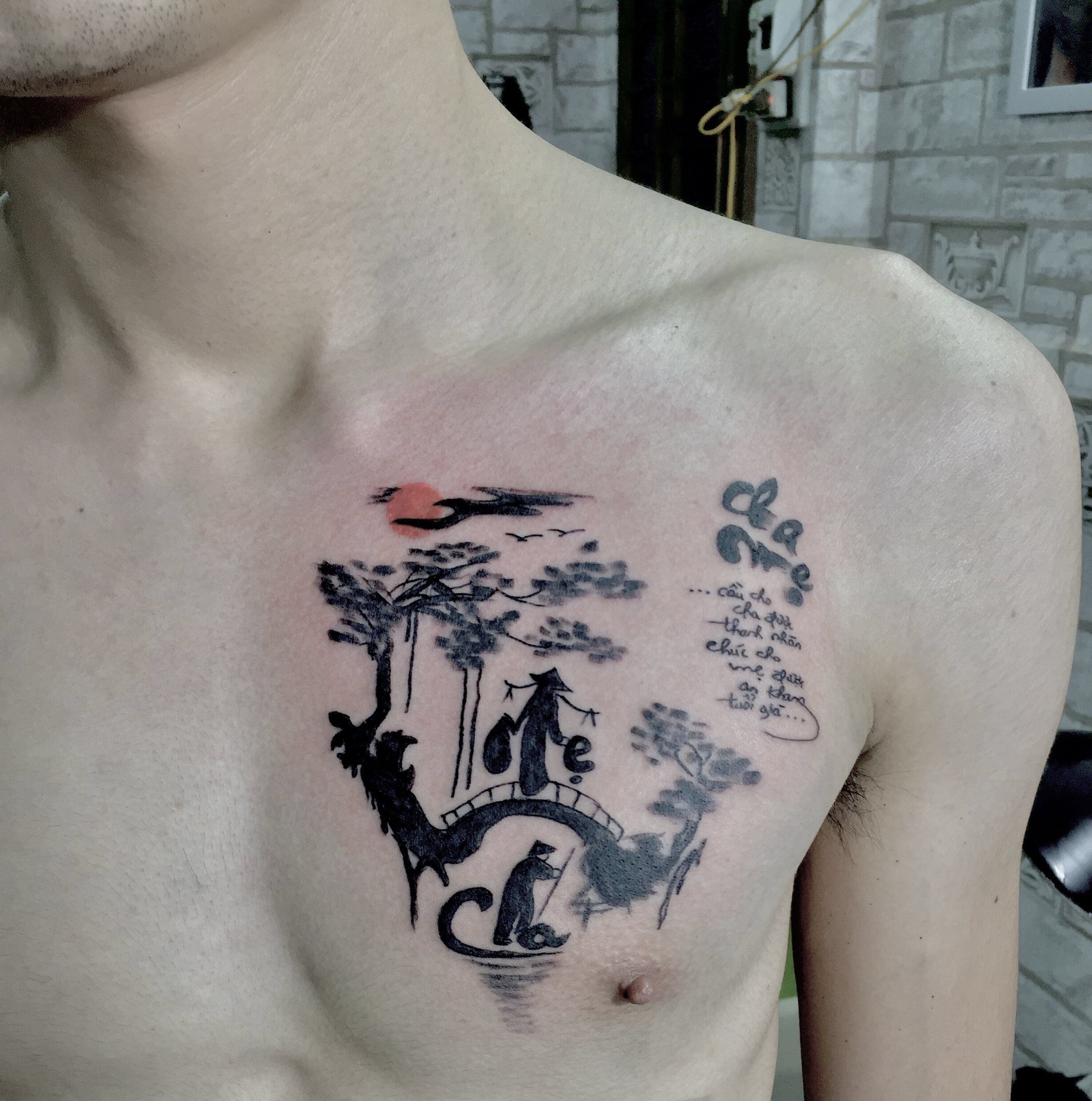 Hình xăm chữ Hán ý nghĩa cha mẹ trên ngực đẹp