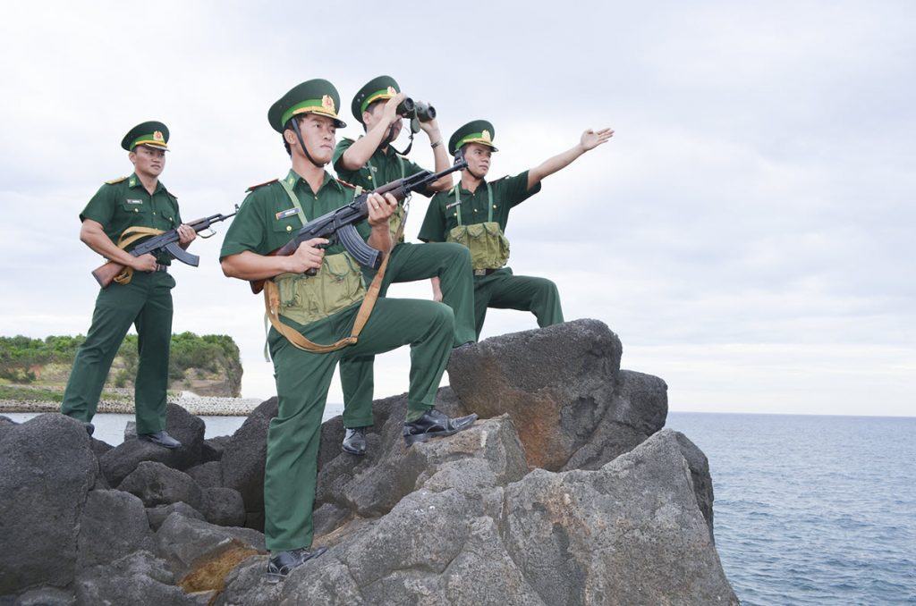 Hình ảnh bộ đội biên phòng cầm súng canh giữ biển