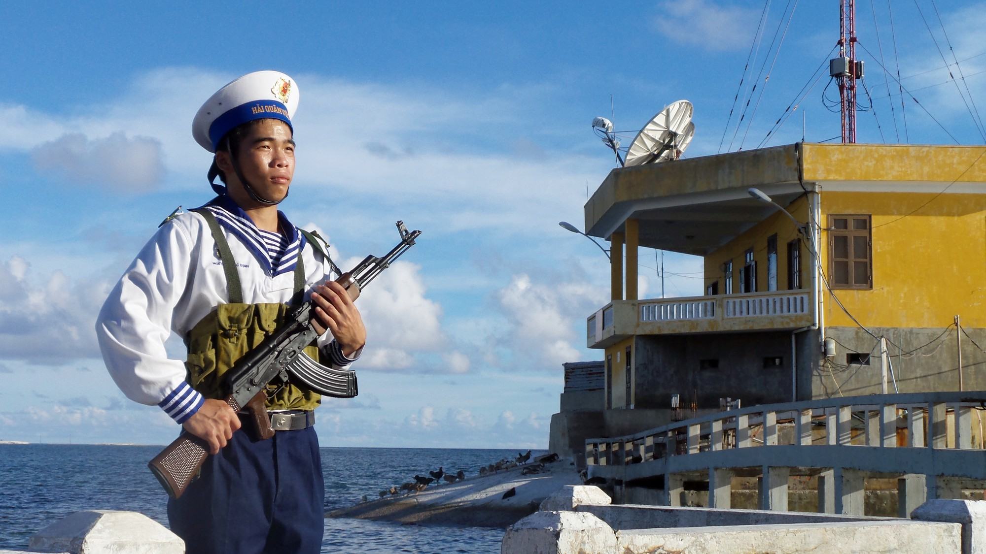 Hình ảnh người lính hải quân cầm súng đẹp