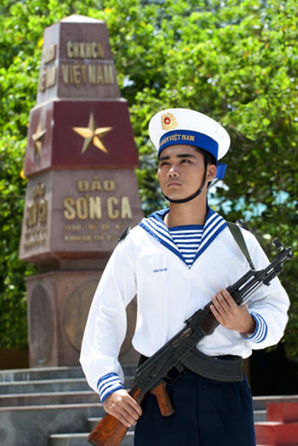 Hình ảnh người lính hải quân cầm súng đẹp nhất