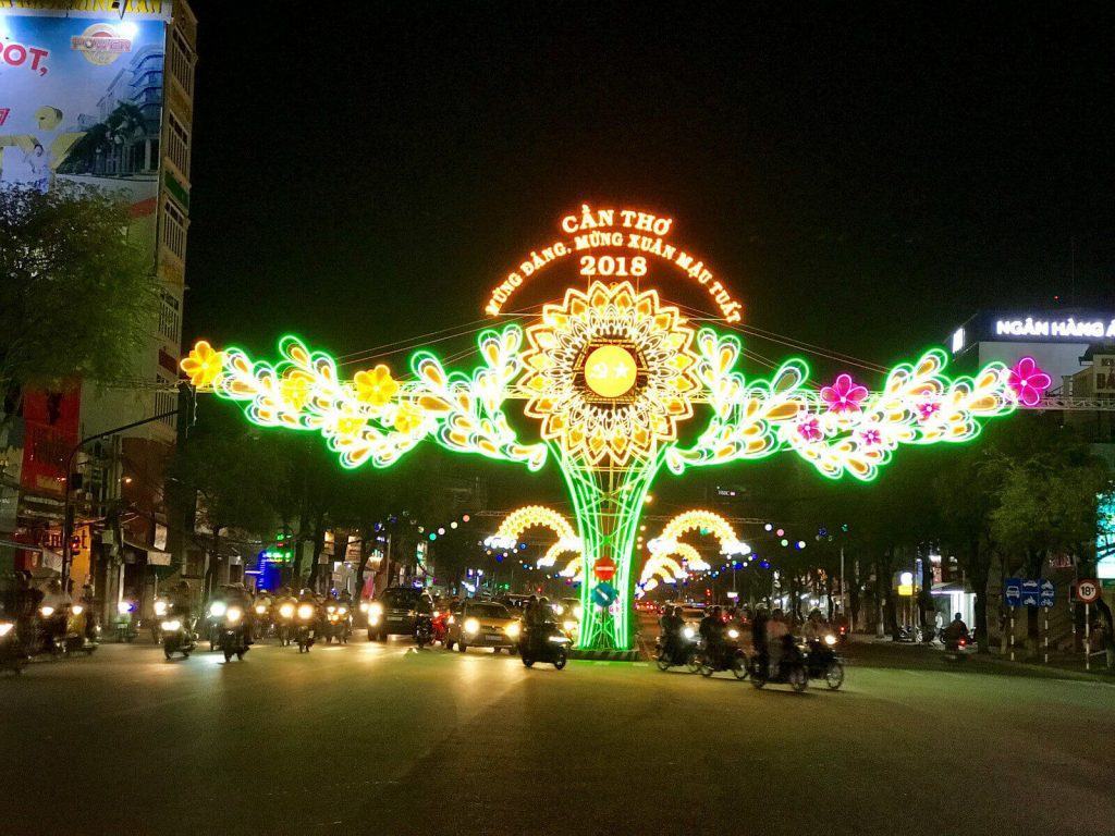 Cổng chào năm mới trang hoàng lộng lẫy bằng đèn LED