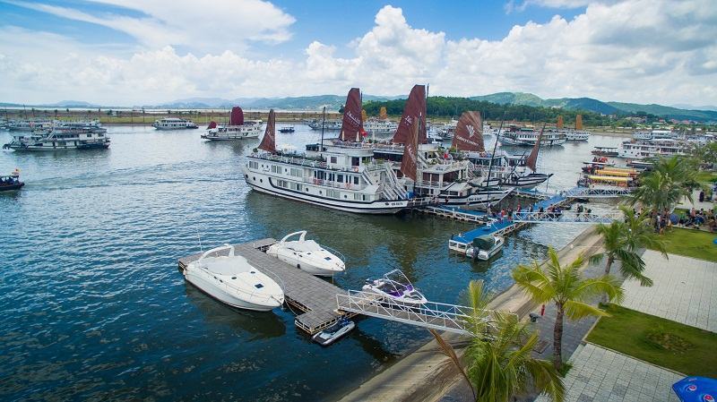 Hình ảnh tàu du lịch tại khu du lịch Tuần Châu-Hạ Long