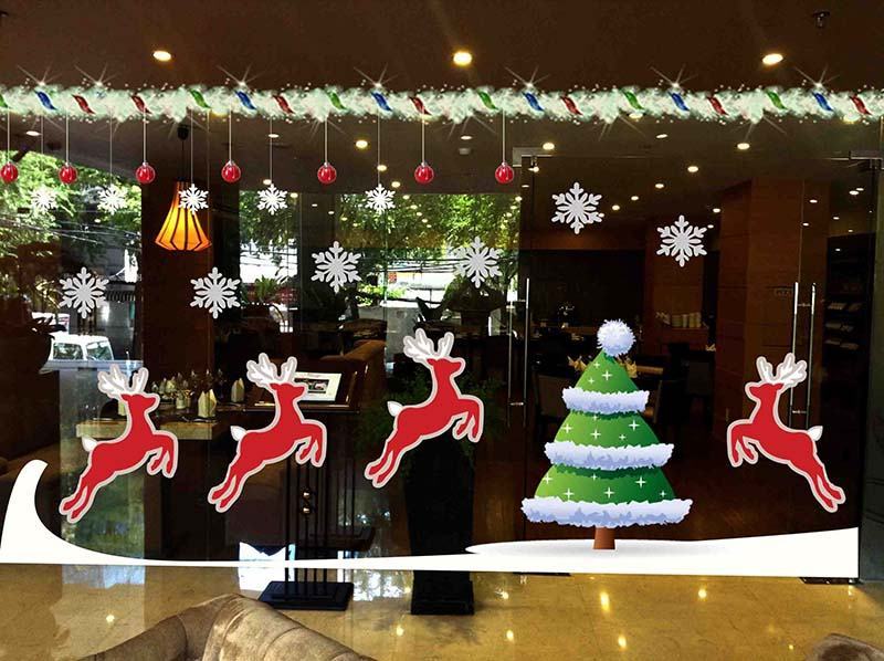 Hình ảnh tuần lộc và trang trí cây thông Noel