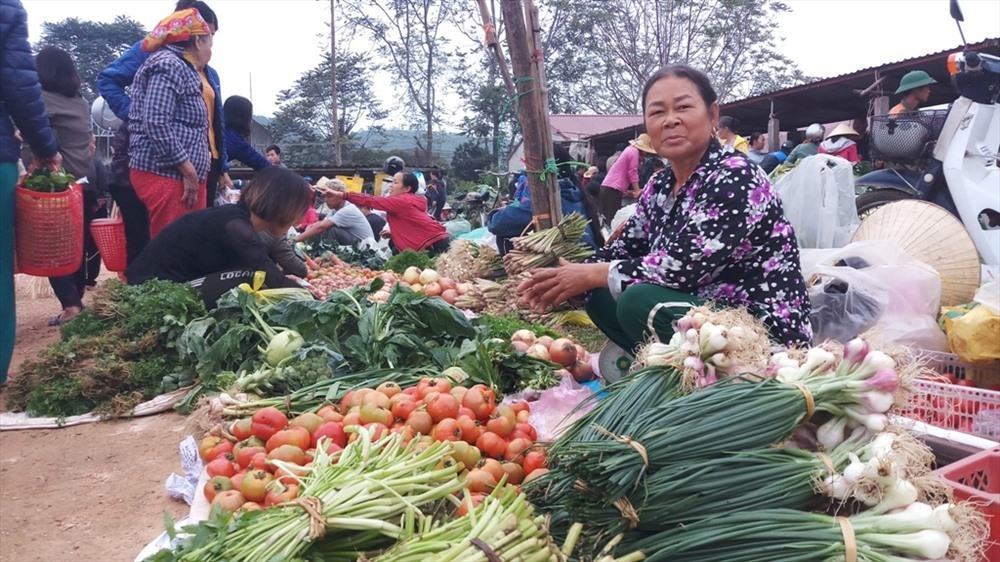 Cận cảnh chợ Tết quê Việt, bình dị nhưng đầy không khí Tết
