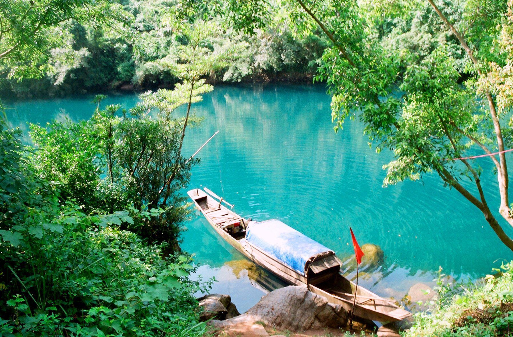 Hình nền laptop con thuyền nhỏ trên hồ nước trong xanh tuyệt đẹp