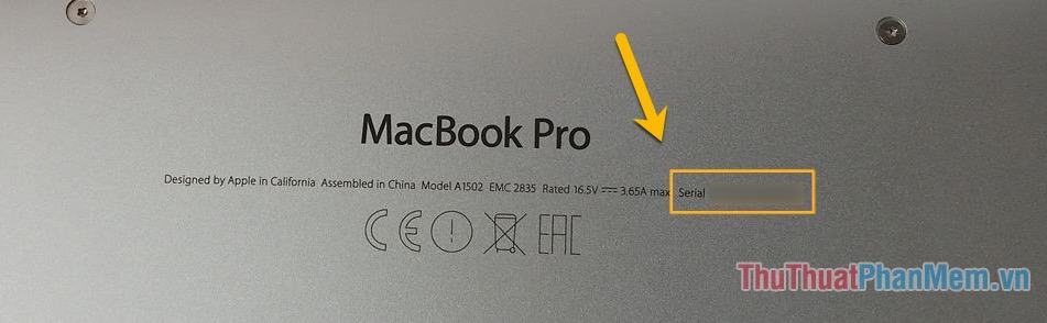 Số sê-ri máy Mac của bạn thường được in ngay bên cạnh thông tin trên vỏ máy