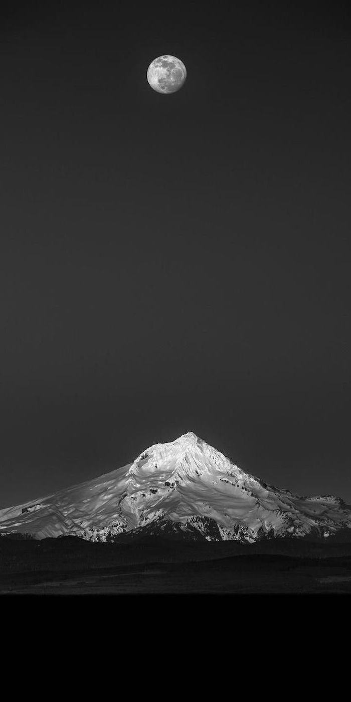 Hình nền đen trắng cho điện thoại đêm trăng trên núi tuyết