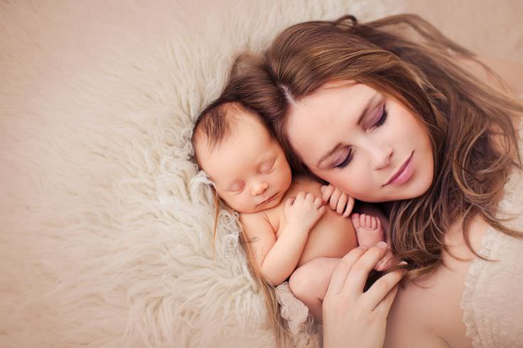 Hình ảnh mẹ và bé ngủ ngon