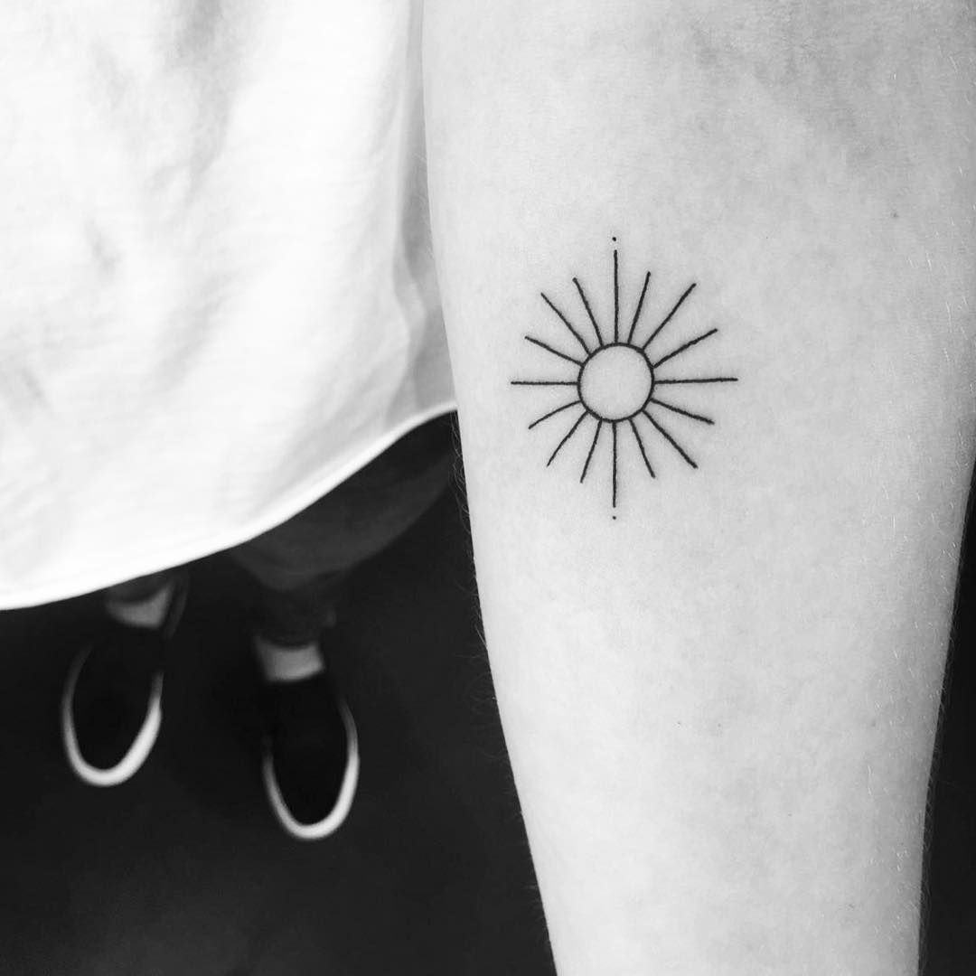 Hình xăm mặt trời đơn giản nhất trên cánh tay