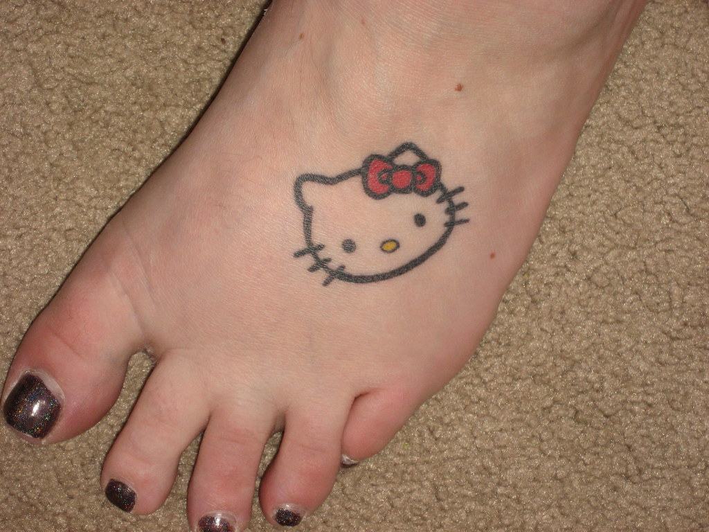 Hình xăm Hello Kitty ở chân đẹp nhất