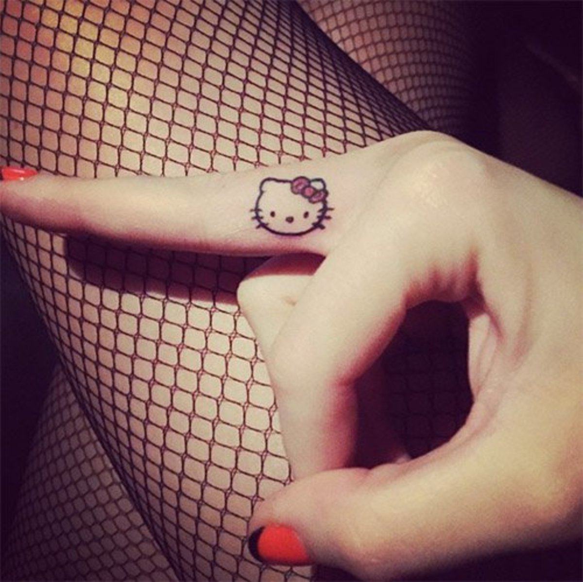 Hình xăm Hello Kitty nhỏ ở ngón tay