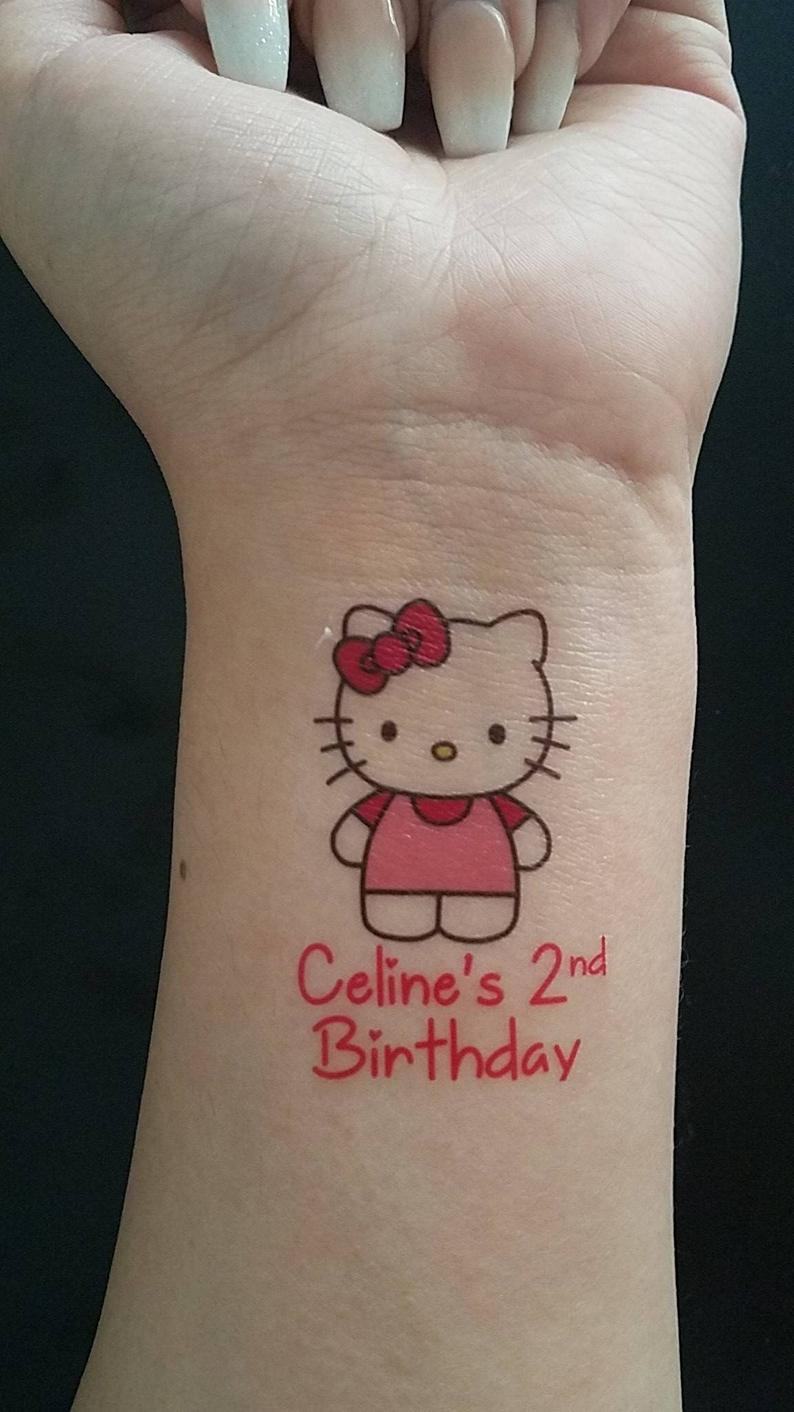 Hình xăm và chữ Hello Kitty trên cổ tay quá đẹp