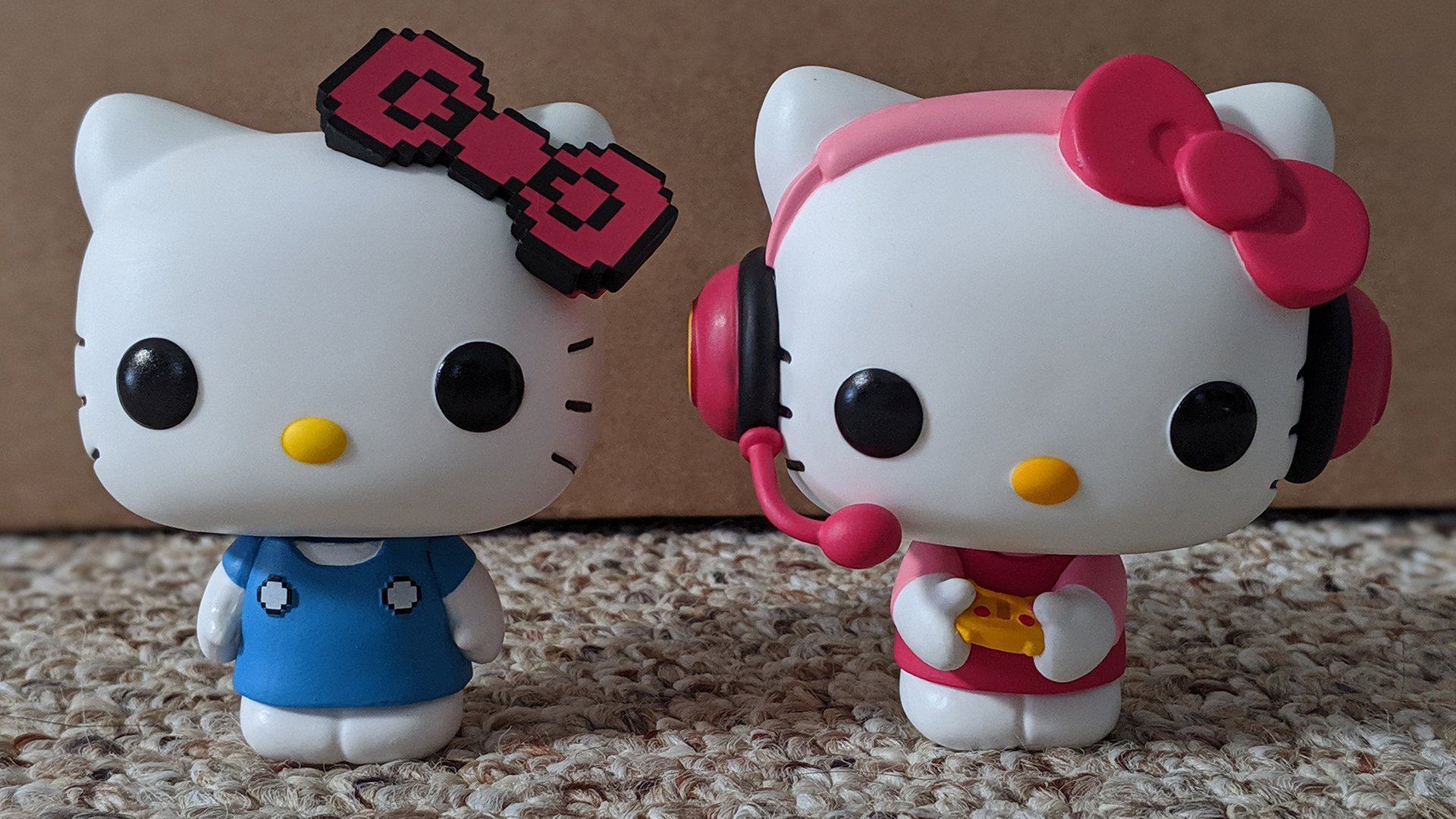 Hai tượng Hello Kitty xanh và hồng