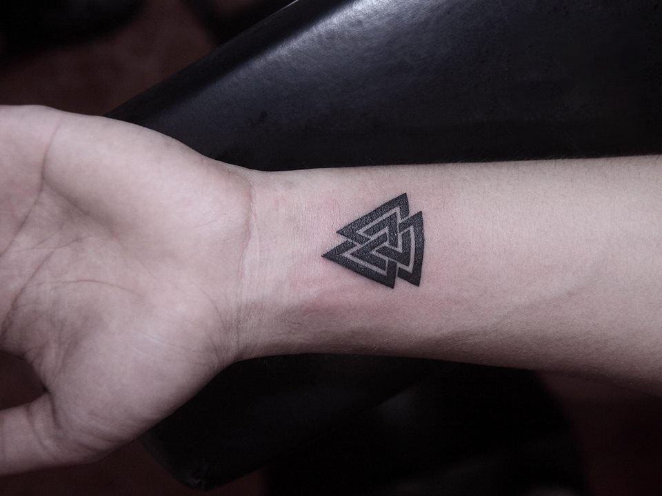 Hình xăm tam giác ở cổ tay