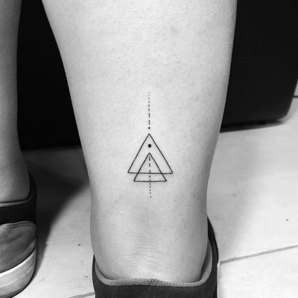 Hình xăm tam giác ở chân