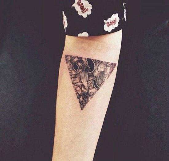 Hình xăm tam giác ở cánh tay